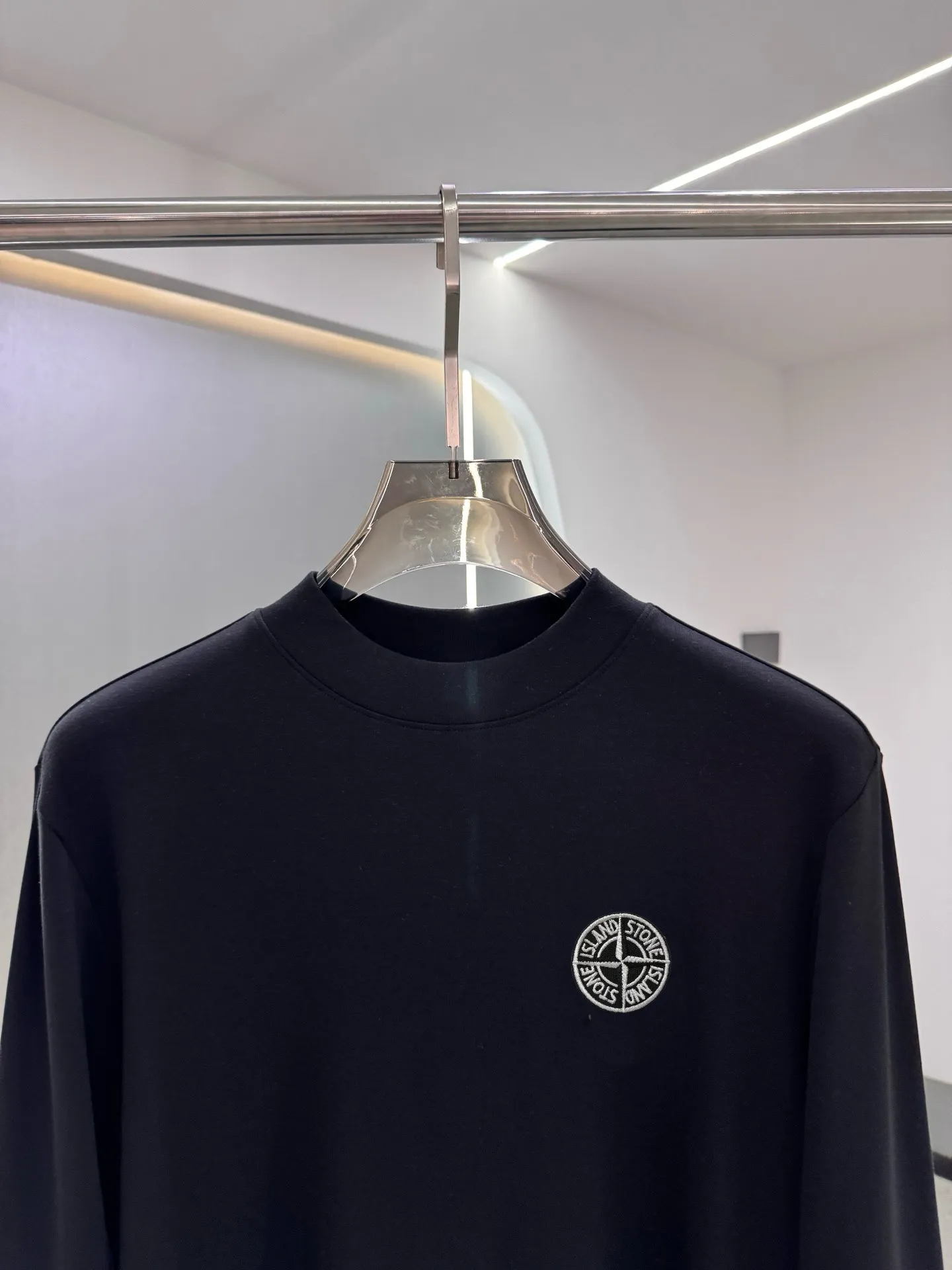P220 Stone Island 2025 autumn and winter men's latest trade order mid-collar bottoming shirt, in full condition! ! Designed with logo embroidery! Customized 100% pure cotton fabric! Weighing 330g, the upper body is comfortable and breathable, not stiff, and has a rich three-dimensional feel overall. It is a quality export order that meets the simple needs of commuters. The upper body effect is very good, slimming, and not picky about the figure. The fabric workmanship is impeccable. Black White Size: XS-2XL
